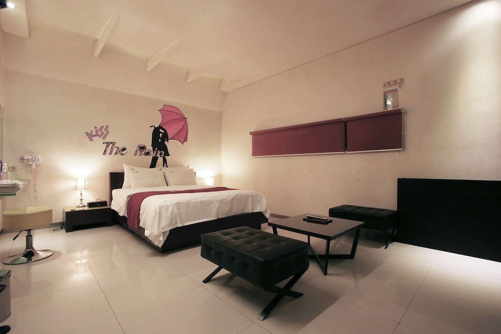 Suyu Solid Hotel Room (Standard room (Netflix available)) 22