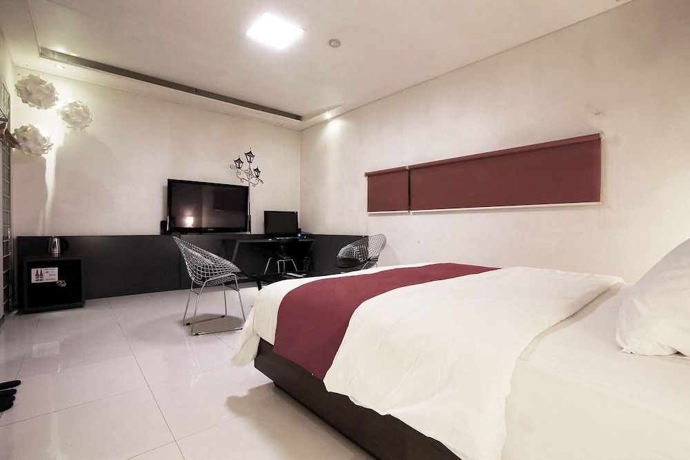 Suyu Solid Hotel Room (Standard room (Netflix available)) 19