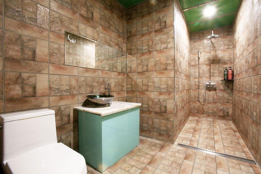 Suyu Solid Hotel Room (Standard room (Netflix available)) 9