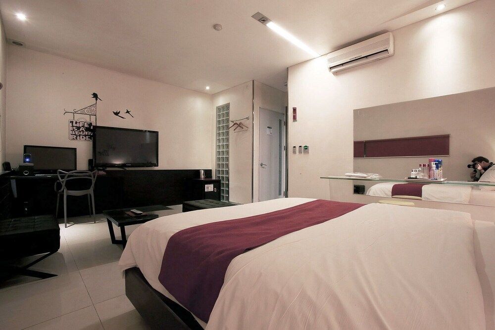 Suyu Solid Hotel Room (Standard room (Netflix available)) 24