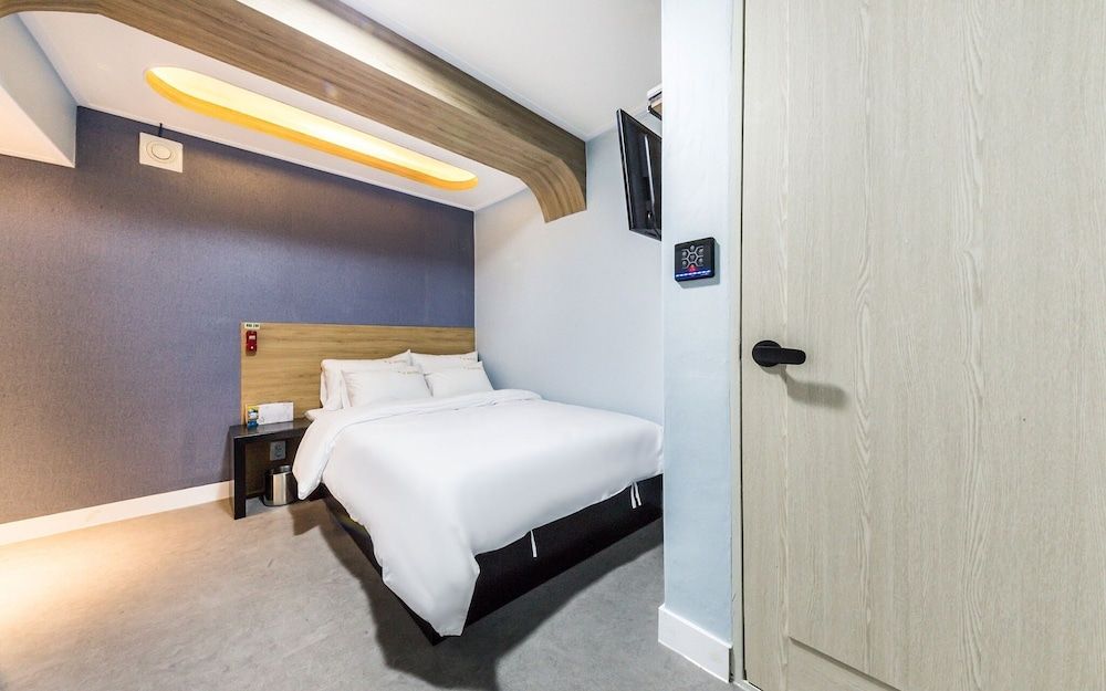 Yongsan Sharp Hotel Room (Standard Room)