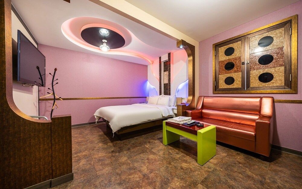 Suyu Palace Hotel Room (Special room-Physical ID is required ) 6