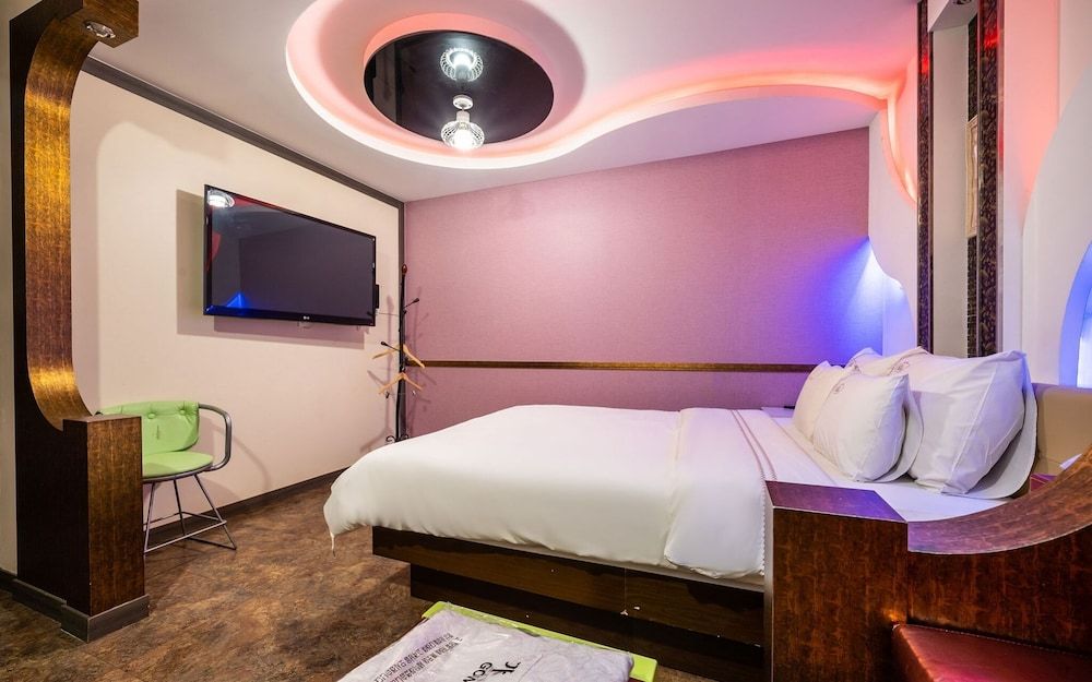 Suyu Palace Hotel Room (Special room-Physical ID is required ) 7