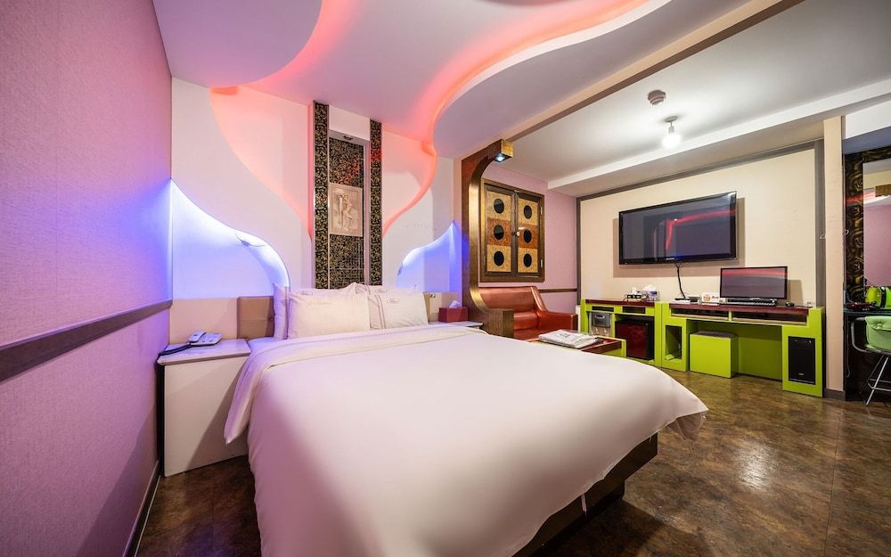 Suyu Palace Hotel Room (Special room-Physical ID is required ) 8