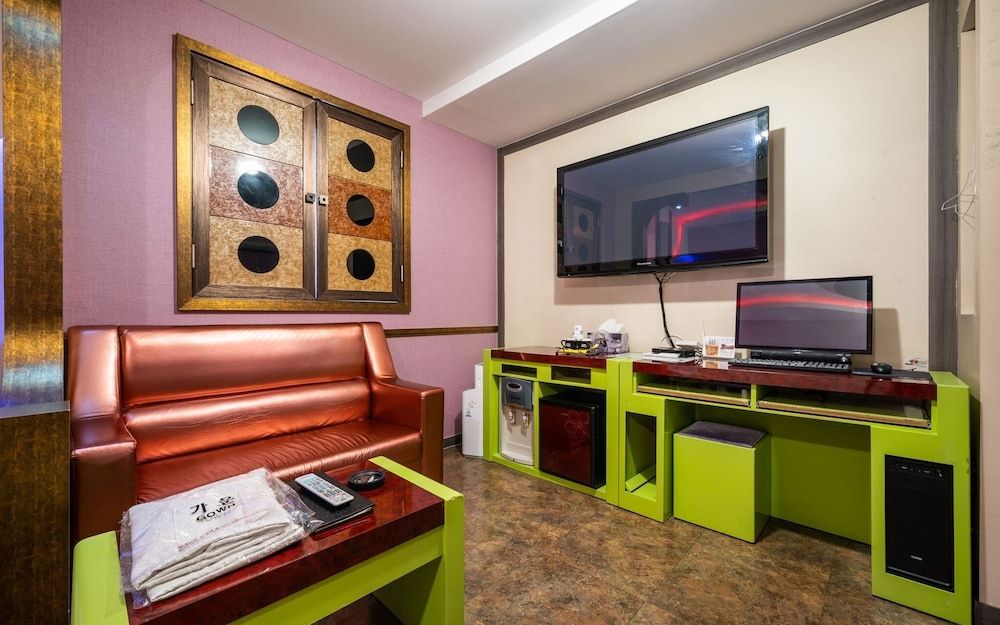 Suyu Palace Hotel Room (Special room-Physical ID is required ) 9