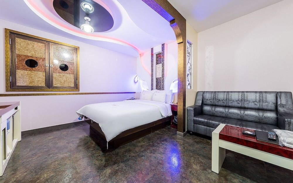 Suyu Palace Hotel Room (General room-physical identification )