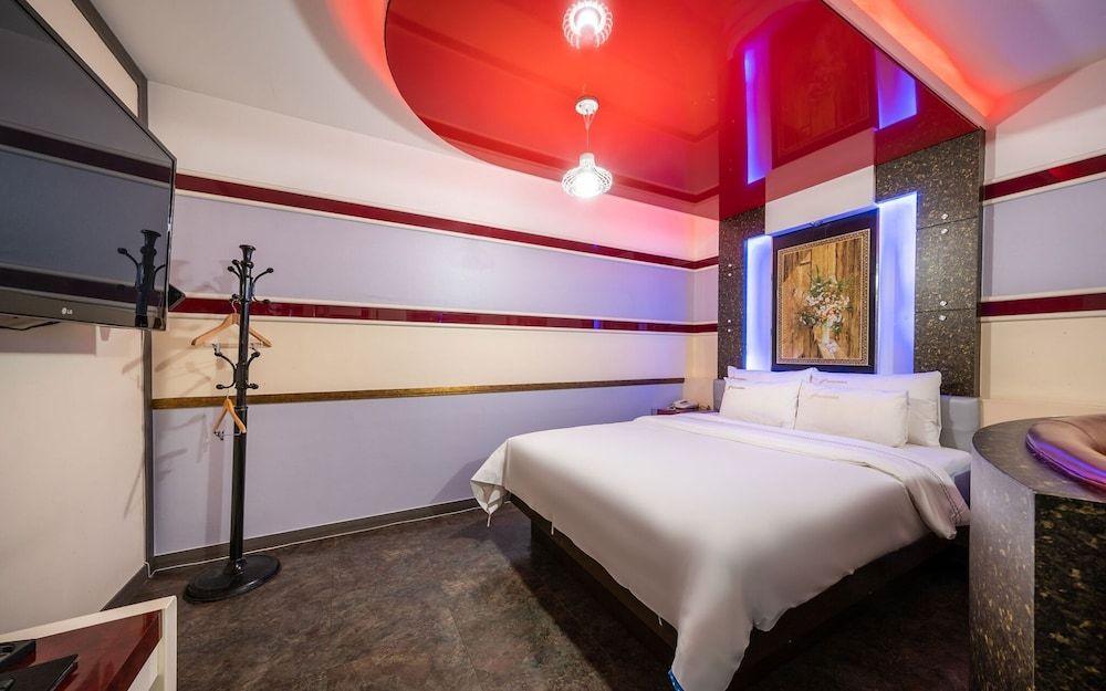 Suyu Palace Hotel Room (Special room-Physical ID is required ) 11