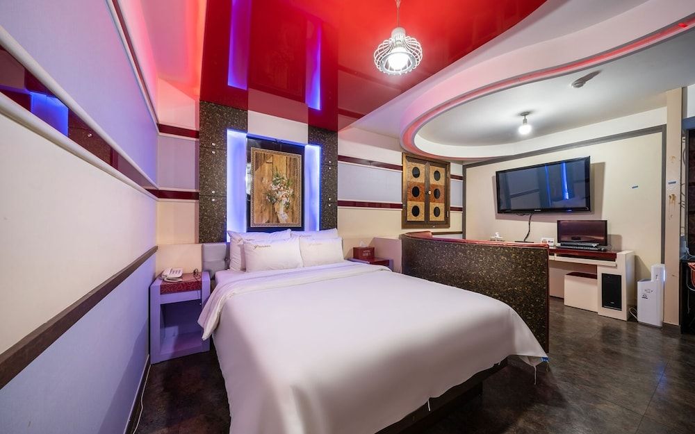 Suyu Palace Hotel Room (Special room-Physical ID is required ) 12