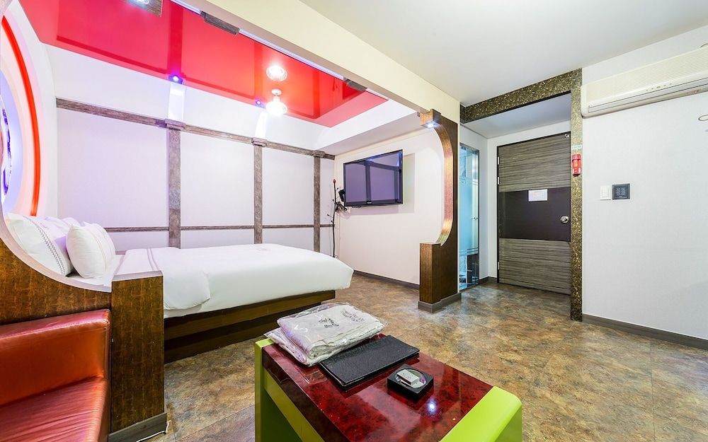 Suyu Palace Hotel Room (Special room-Physical ID is required ) 17