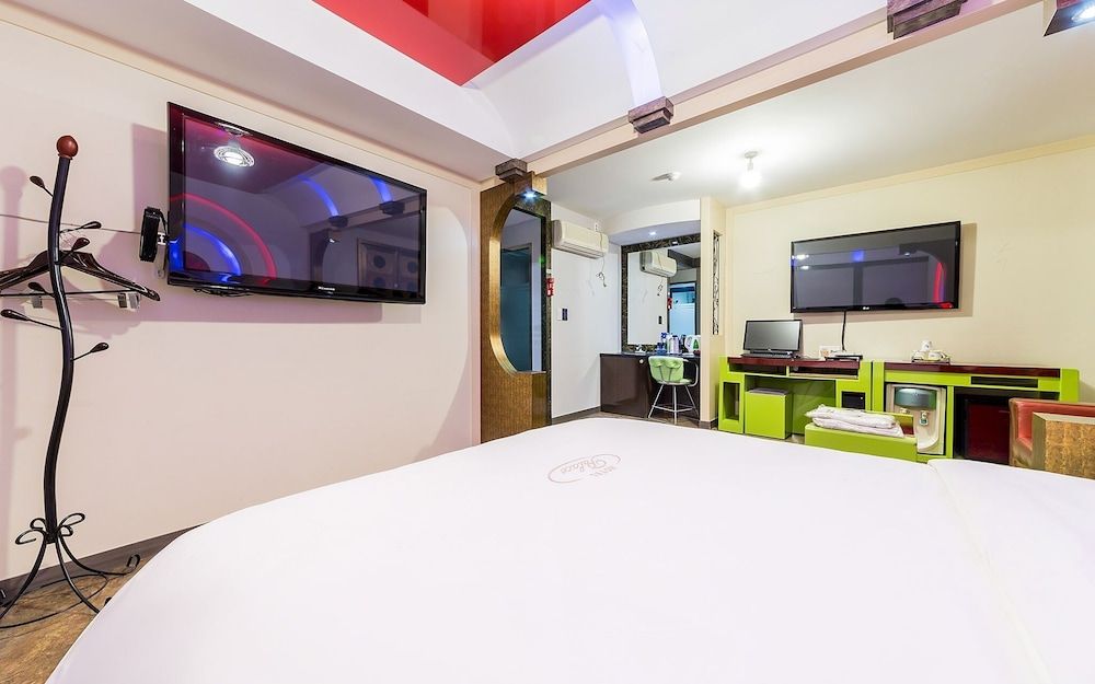 Suyu Palace Hotel Room (Special room-Physical ID is required ) 19