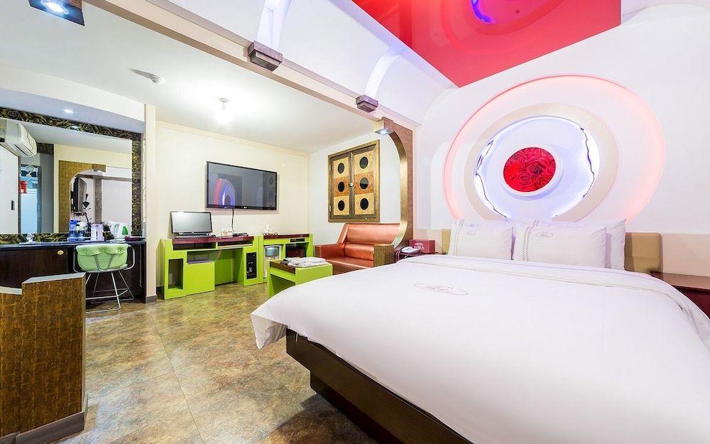 Suyu Palace Hotel Room (Special room-Physical ID is required ) 18