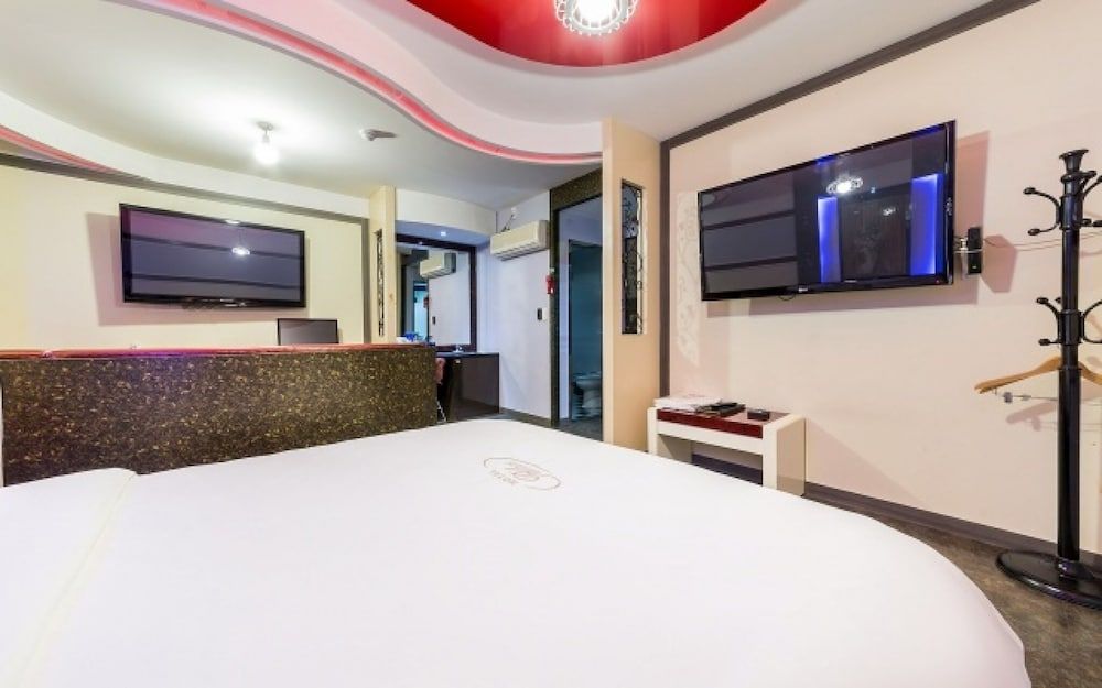 Suyu Palace Hotel Room (Special room-Physical ID is required ) 3