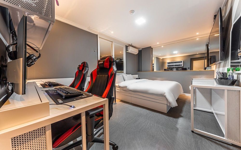 Gildong Orient Room (Deluxe Room (Couples PC Netflix avail)