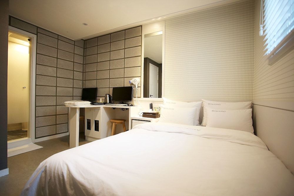 undefined Mia Kanu 10