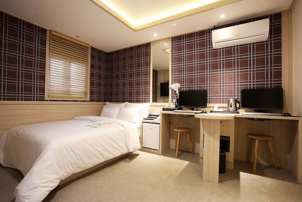 undefined Mia Kanu 3