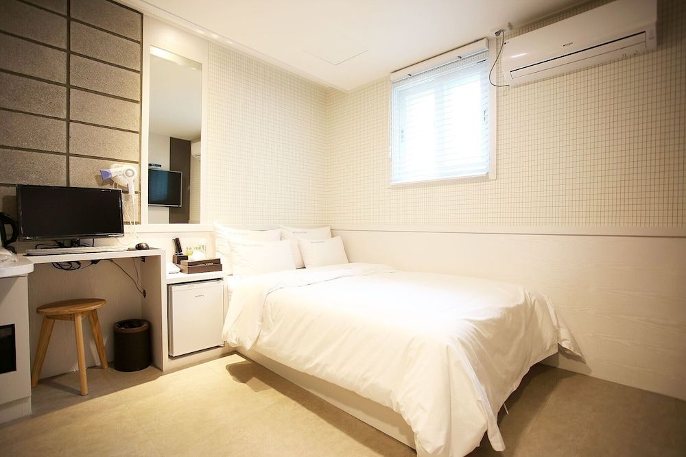 undefined Mia Kanu 9