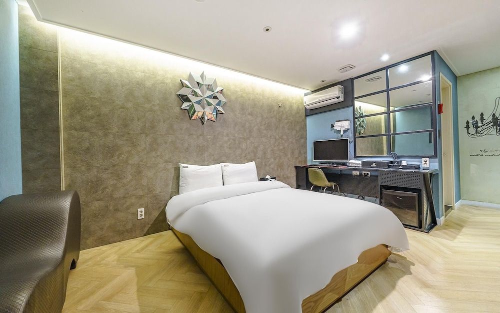 Sangbong Salmon Room (Suite - RTX 2060 1PC (Disney Plus ava) 18