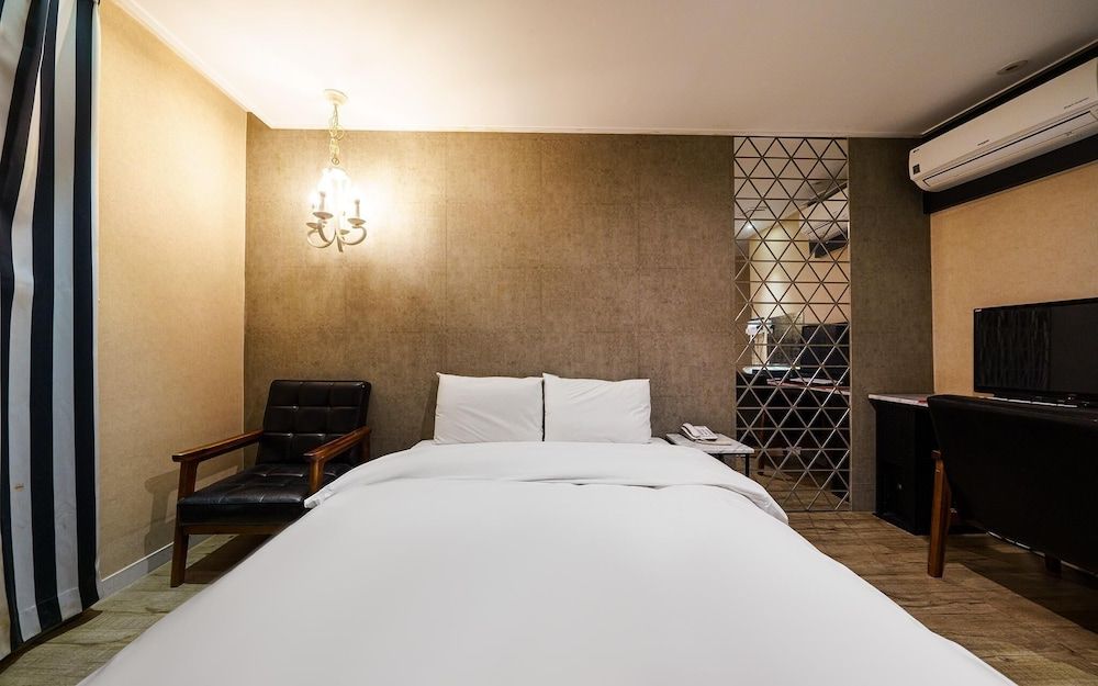 Sangbong Salmon Room (Suite - RTX 2060 1PC (Disney Plus ava) 10