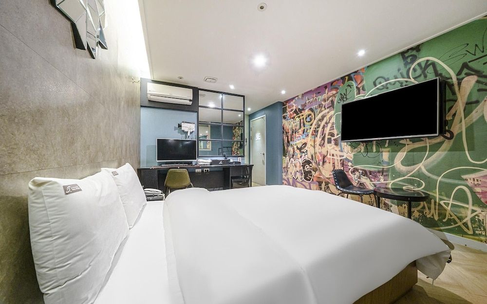 Sangbong Salmon Room (Suite - RTX 2060 1PC (Disney Plus ava) 19