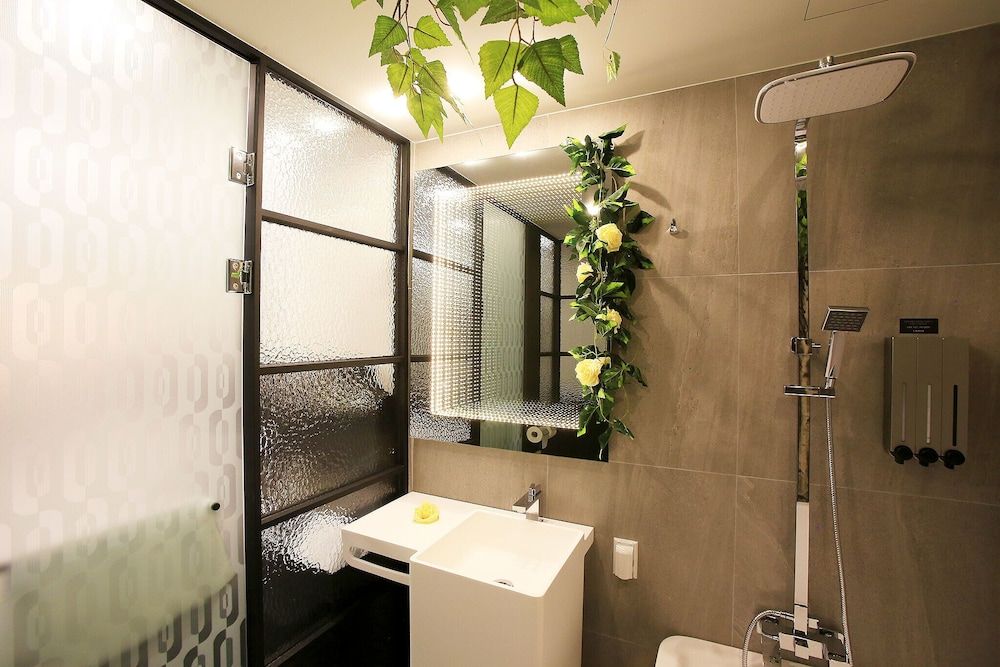 Sincheon Lavieen Hotel Room (Deluxe (Netflix)) 11