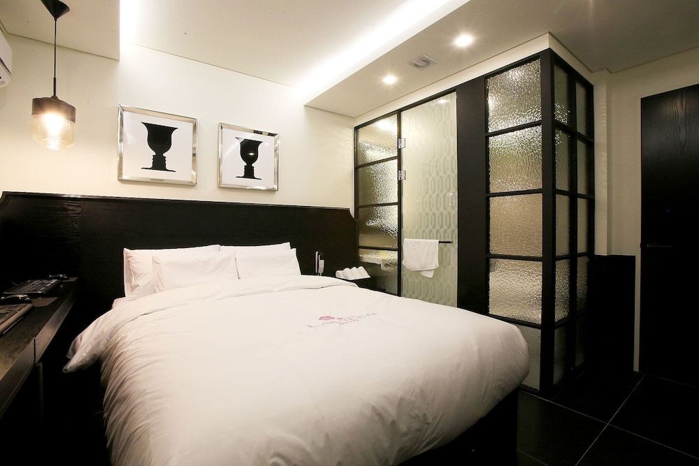 Sincheon Lavieen Hotel Room (Deluxe (Netflix)) 8