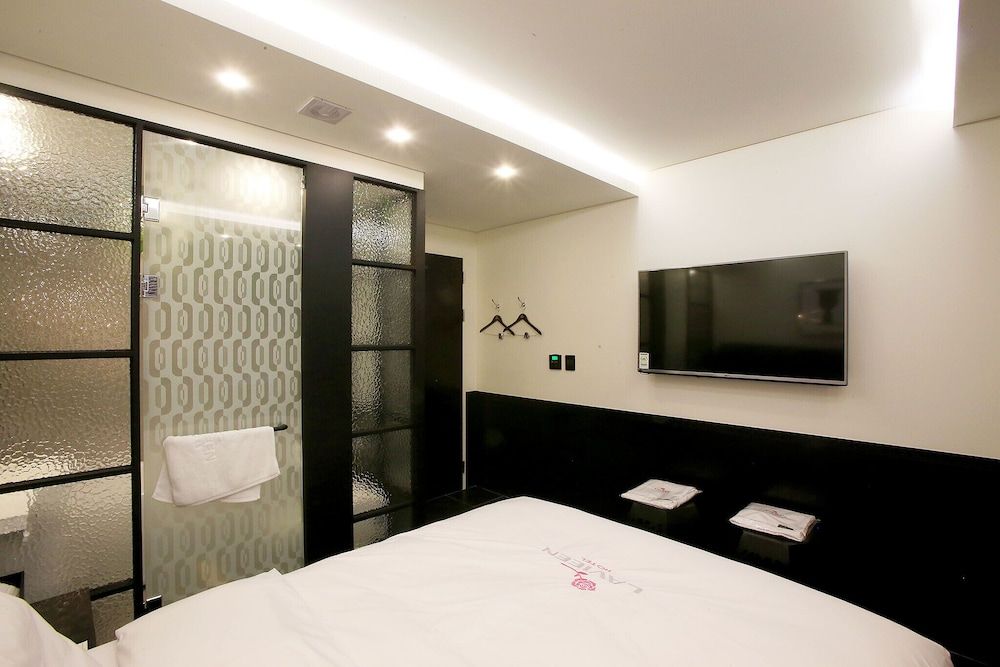 Sincheon Lavieen Hotel Room (Deluxe (Netflix)) 5