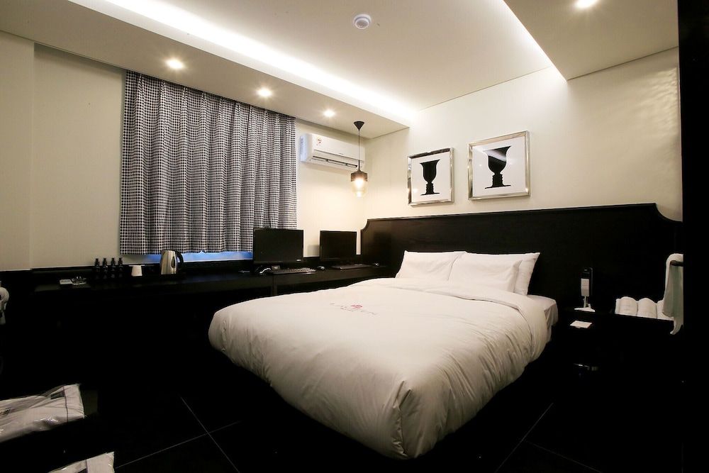 Sincheon Lavieen Hotel Room (Deluxe (Netflix))