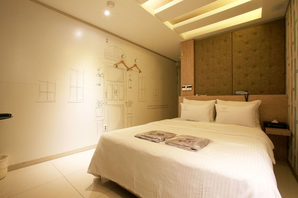 undefined Sangbong Carlton