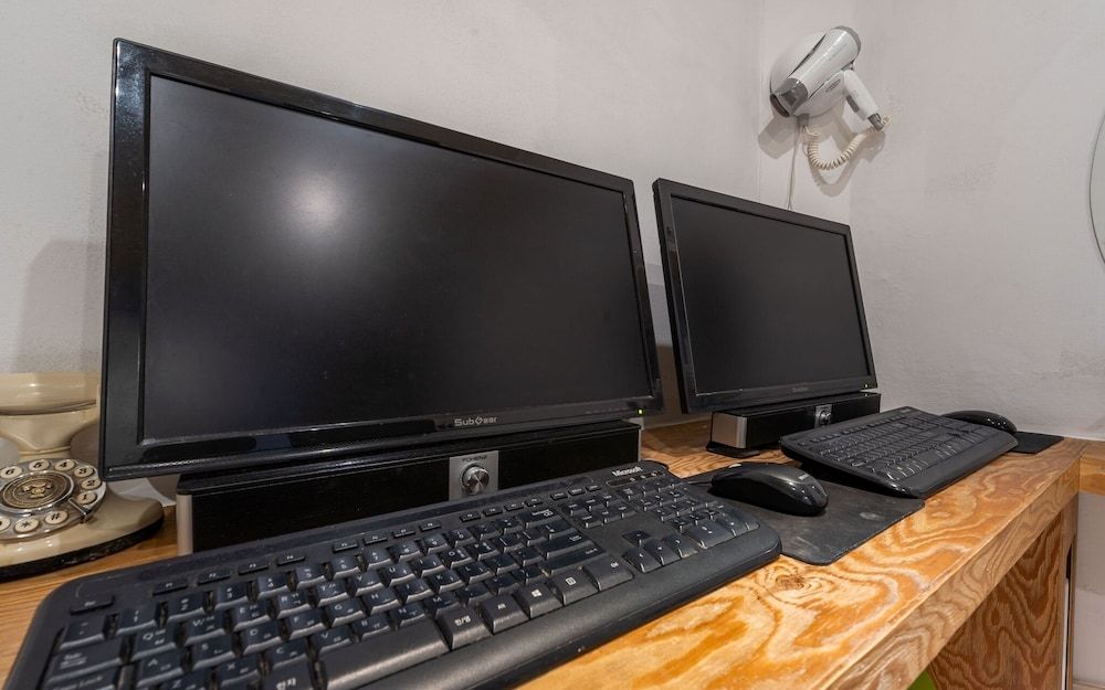 Suyu Fox Room (Netflix + 2PC (parking available)) 5