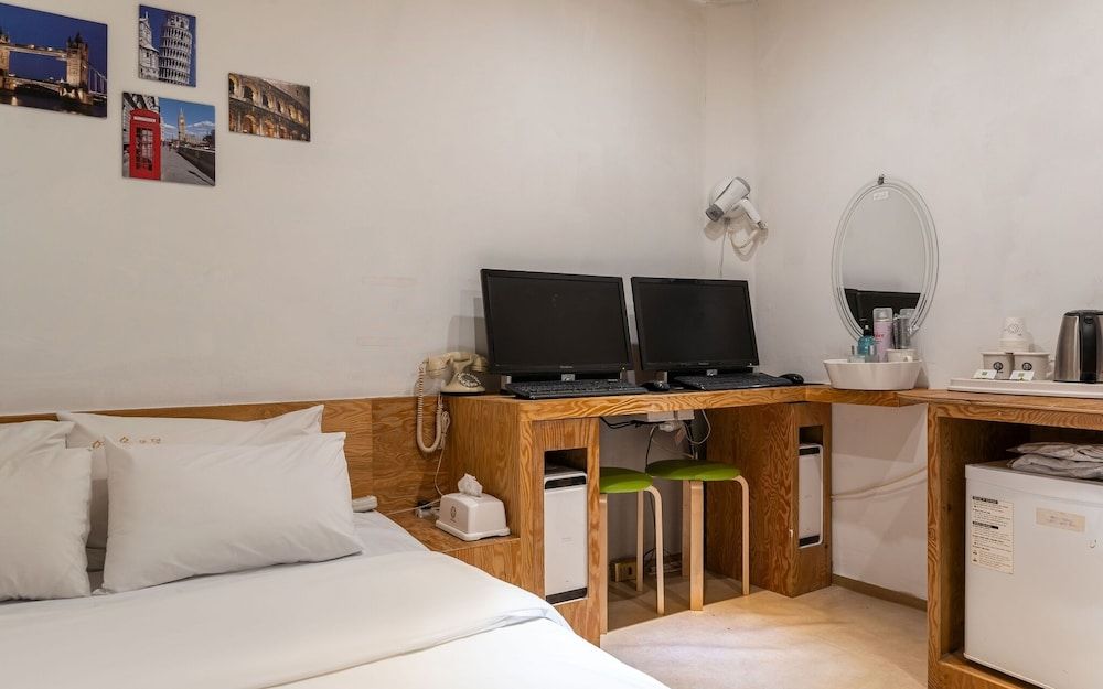 Suyu Fox Room (Netflix + 2PC (parking available)) 4