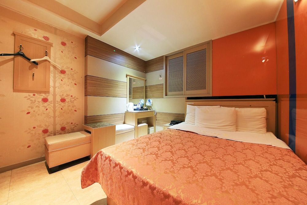 Nowon V Room (Standard (Netflix Available)) 18