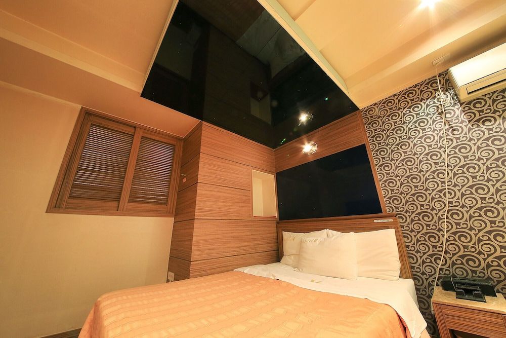 Nowon V Room (Special Room C (Netflix Available)) 8