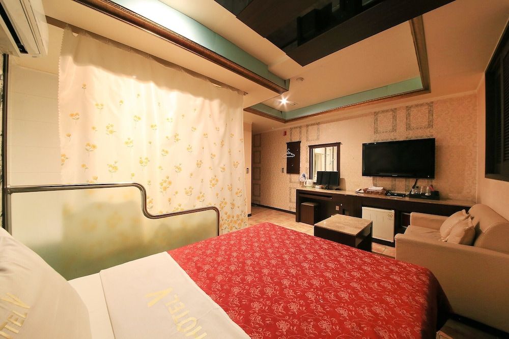 Nowon V Room (Standard (Netflix Available)) 12