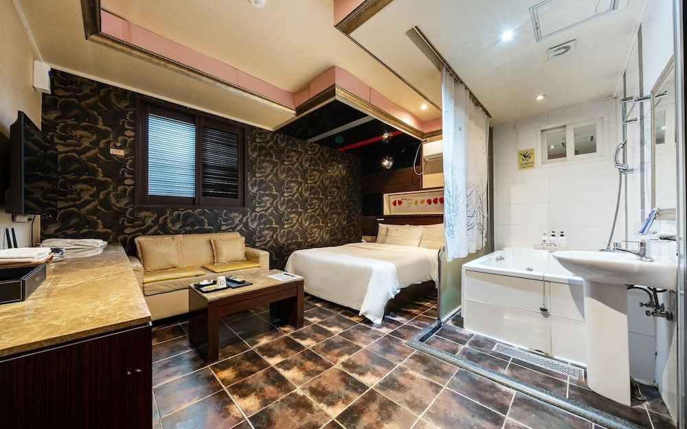 Nowon V Room (Standard (Netflix Available)) 6