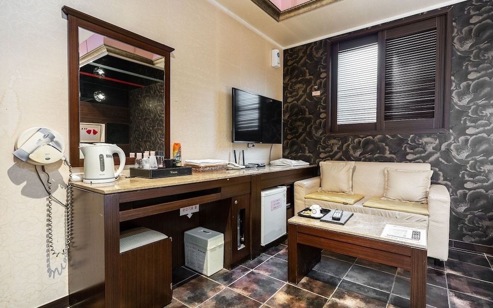 Nowon V Room (Standard (Netflix Available)) 10