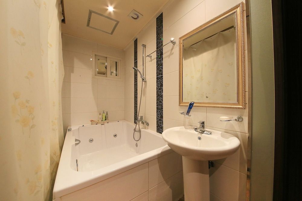 Nowon V Room (Standard (Netflix Available)) 16