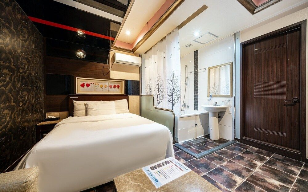 Nowon V Room (Standard (Netflix Available)) 9