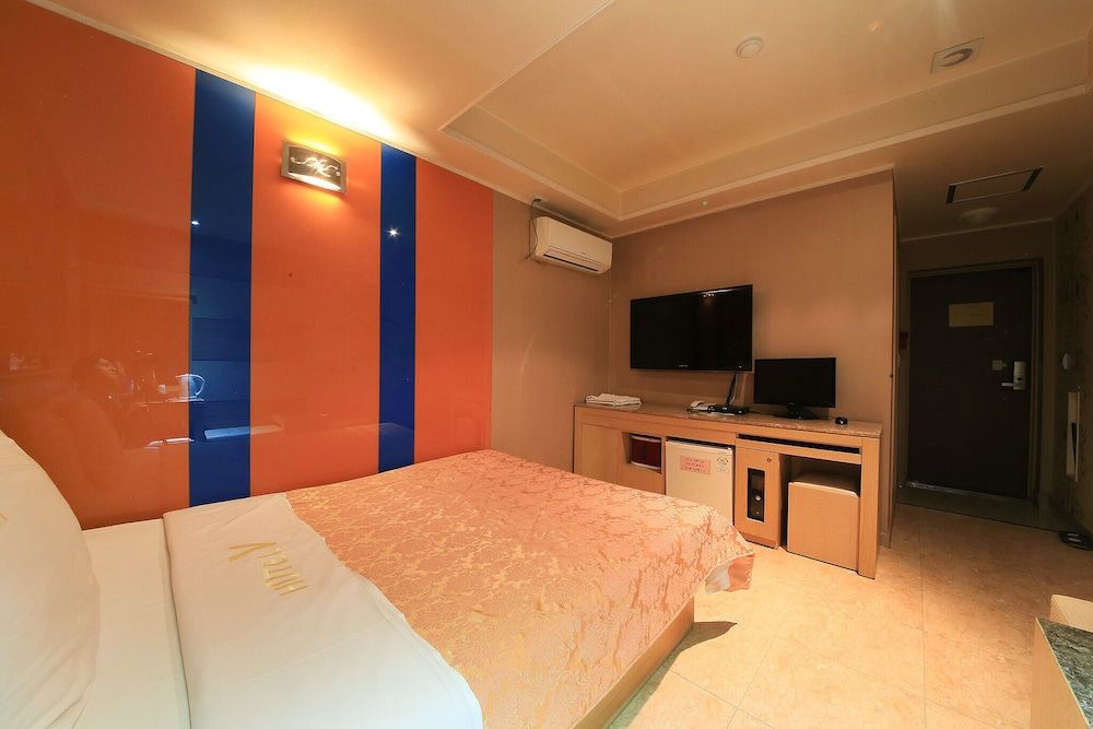 Nowon V Room (Standard (Netflix Available)) 19