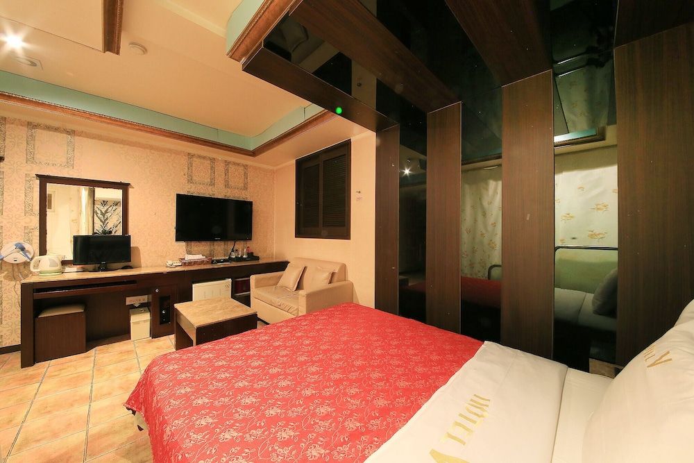 Nowon V Room (Standard (Netflix Available)) 13