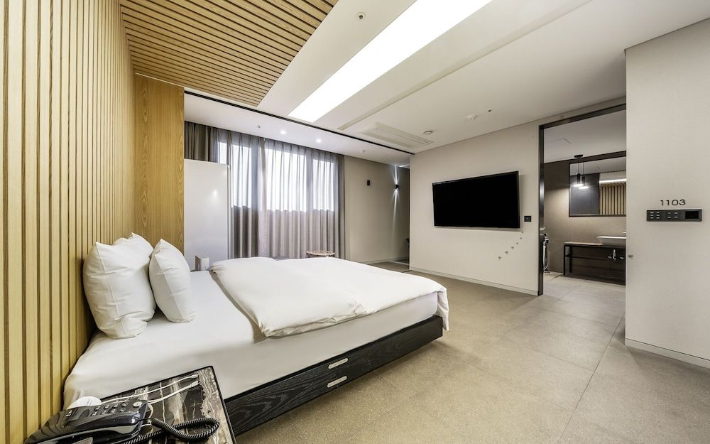 Guro Cullinan Room (Suite-Couple PC (65 inch + air purifi) 2