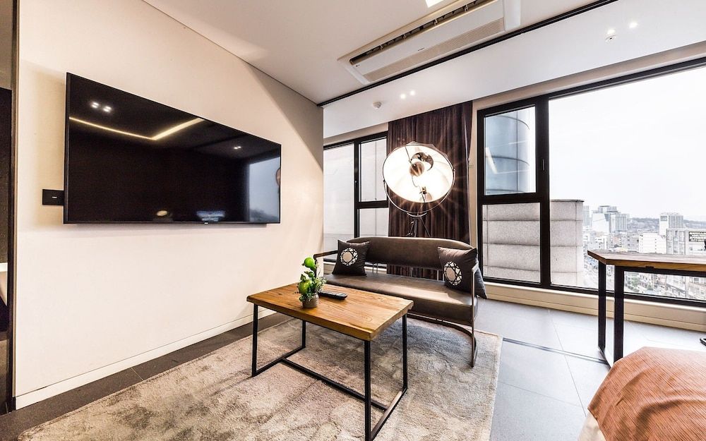 Guro Cullinan Room (Suite 2 (Styler Massage Chair)) 9