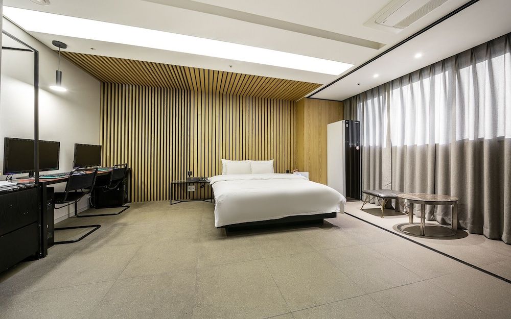 Guro Cullinan Room (Suite-Couple PC (65 inch + air purifi)