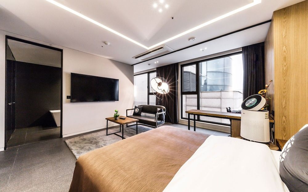 Guro Cullinan Room (Suite 2 (Styler Massage Chair)) 8