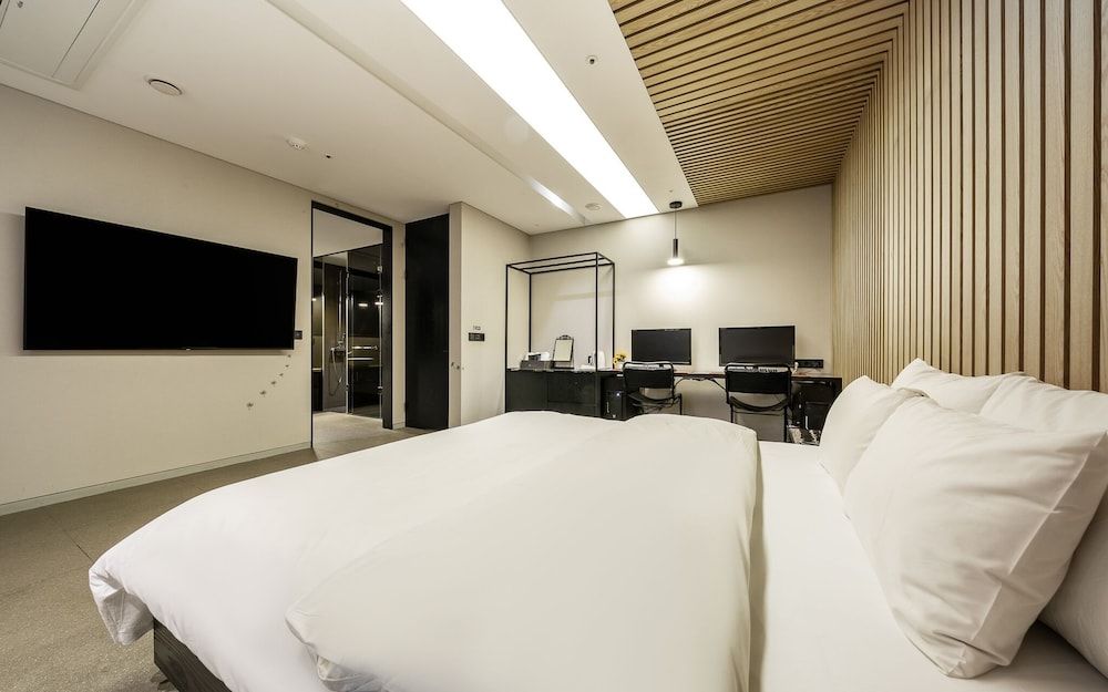 Guro Cullinan Room (Suite-Couple PC (65 inch + air purifi) 6