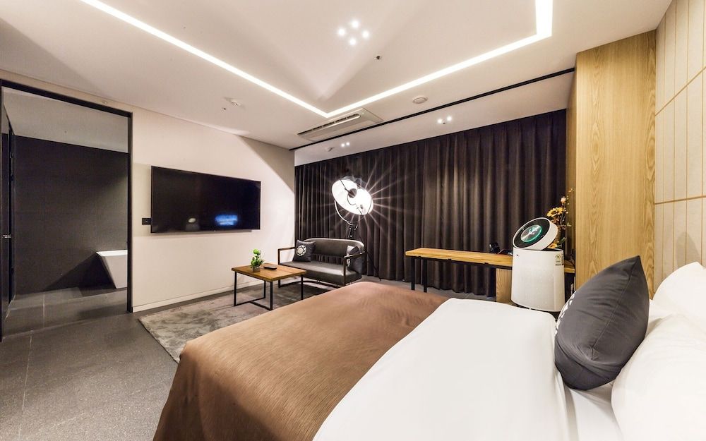 Guro Cullinan Room (Suite 2 (Styler Massage Chair)) 5