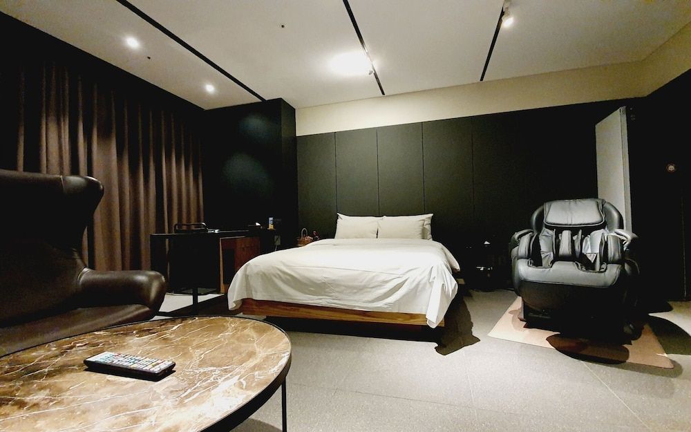 Guro Cullinan Room (Suite 2 (Styler Massage Chair))