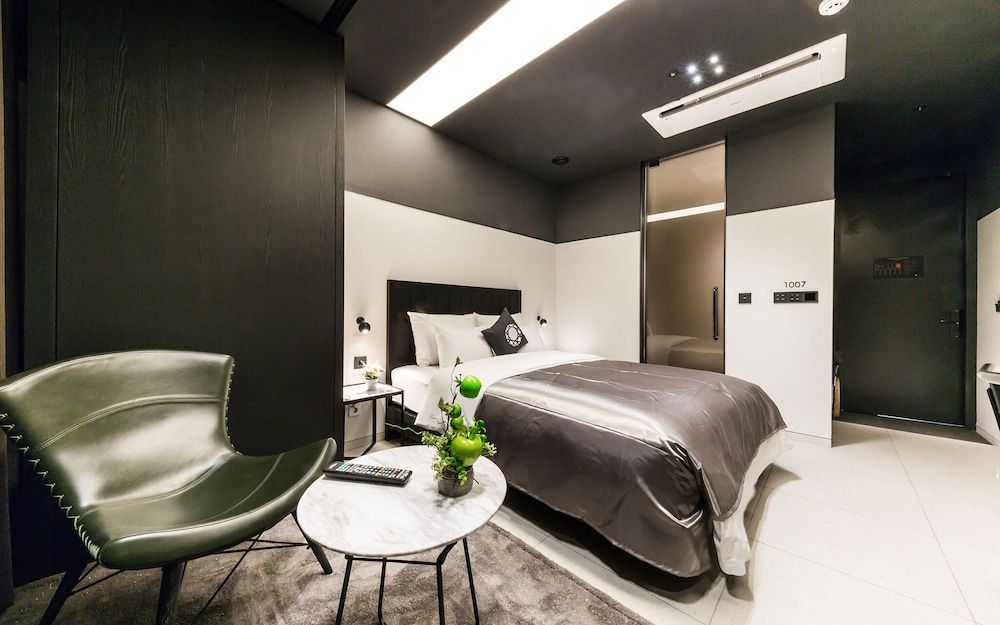 Guro Cullinan Room (Deluxe (50 inches + air purifier) (If) 3