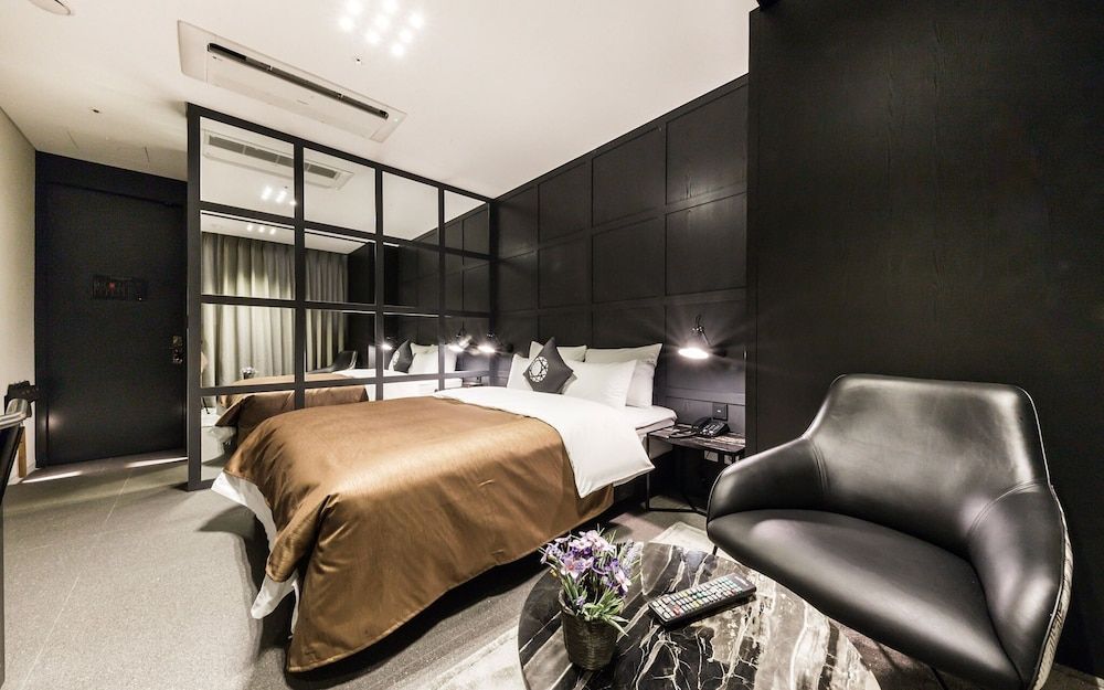 Guro Cullinan Room (Deluxe (50 inches + air purifier) (If) 13