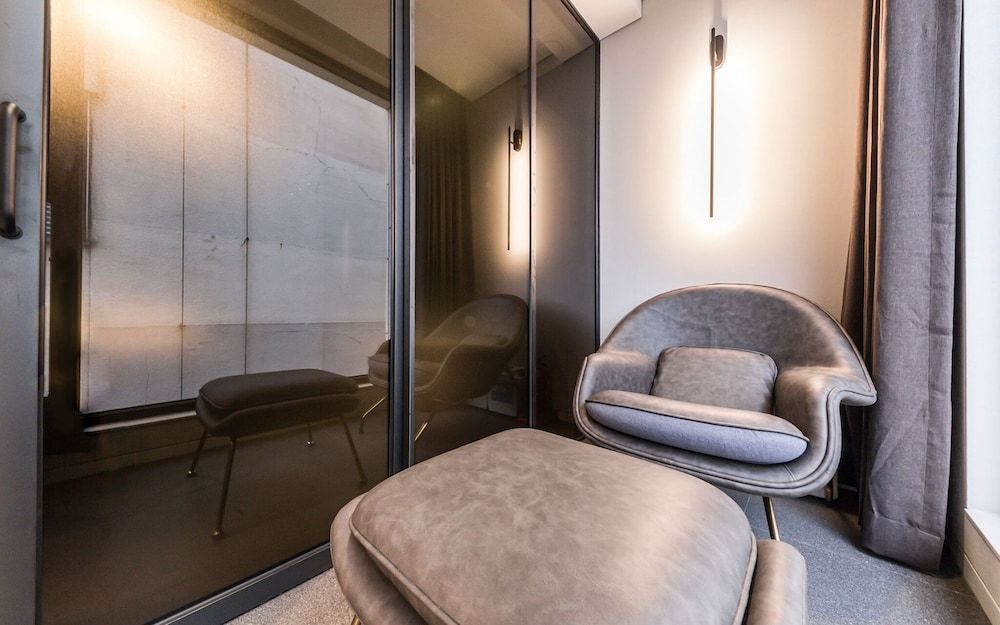 Guro Cullinan Room (Suite 2 (Styler Massage Chair)) 10