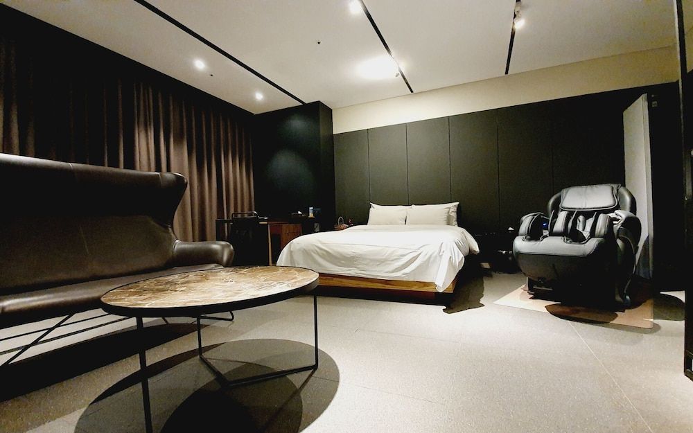 Guro Cullinan Room (Suite 2 (Styler Massage Chair)) 2